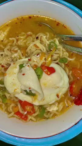 Hujan hujan dingin gini enak nya ngemie gak sih 🤤 #fyppppppppppppppppppppppp #indomie #mie #musimhujan 