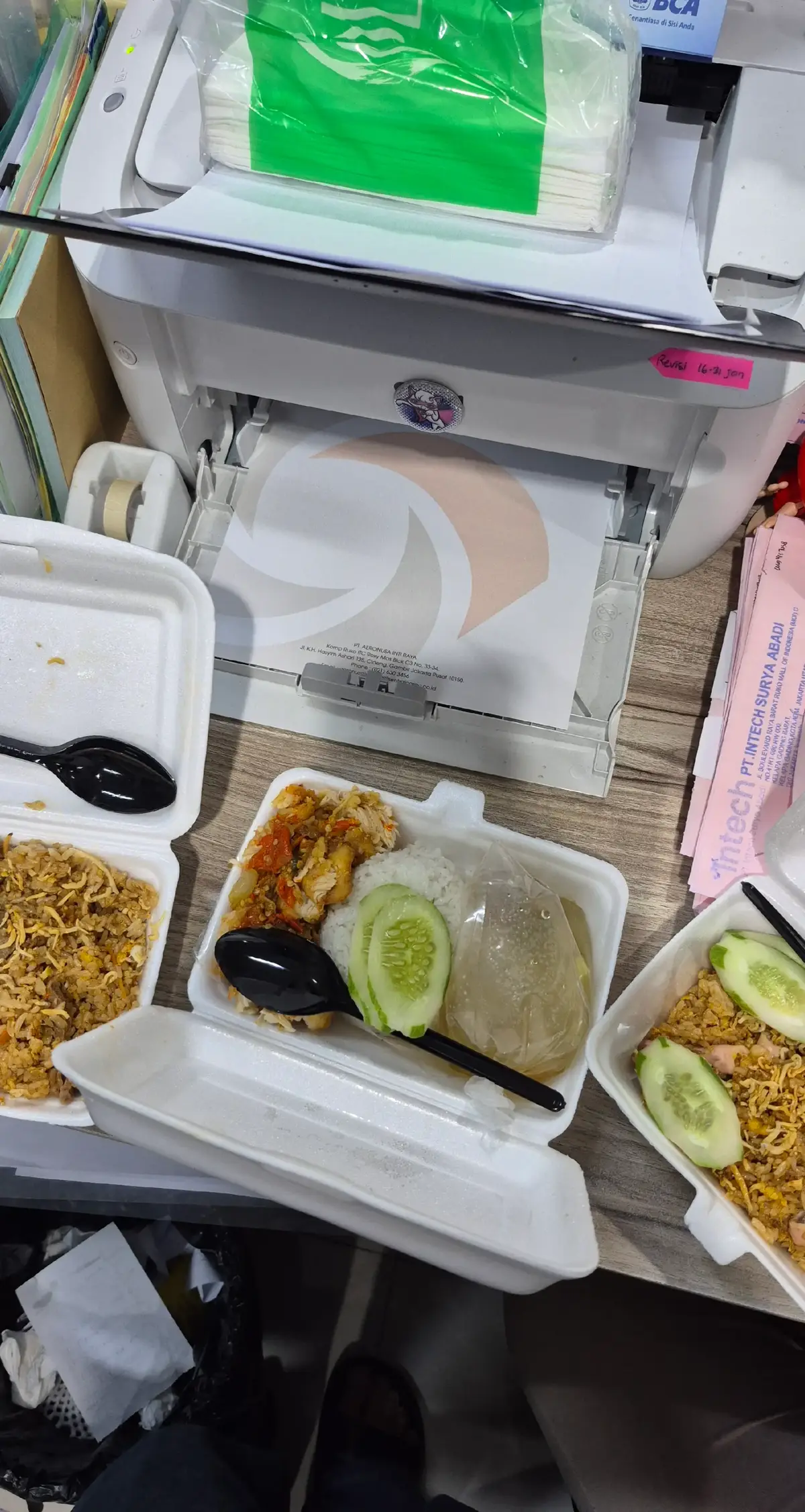 #makan #fyp #kantor #budakcorporate #makanenak 