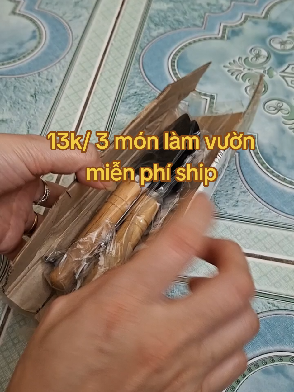12k 3 món làm vườn miễn phí ship tận nhà . Gồm 2 xẻng và 1 cào rất là chắc chắn được làm bằng sơn tĩnh điện không han không gỉ cán gỗ chắc chắn rất tiện cho các c trồng hoa cây cảnh ,làm vườn #dungculamvuon  #bolamvuon  #dungcutienich  #xuhuong  #trend 