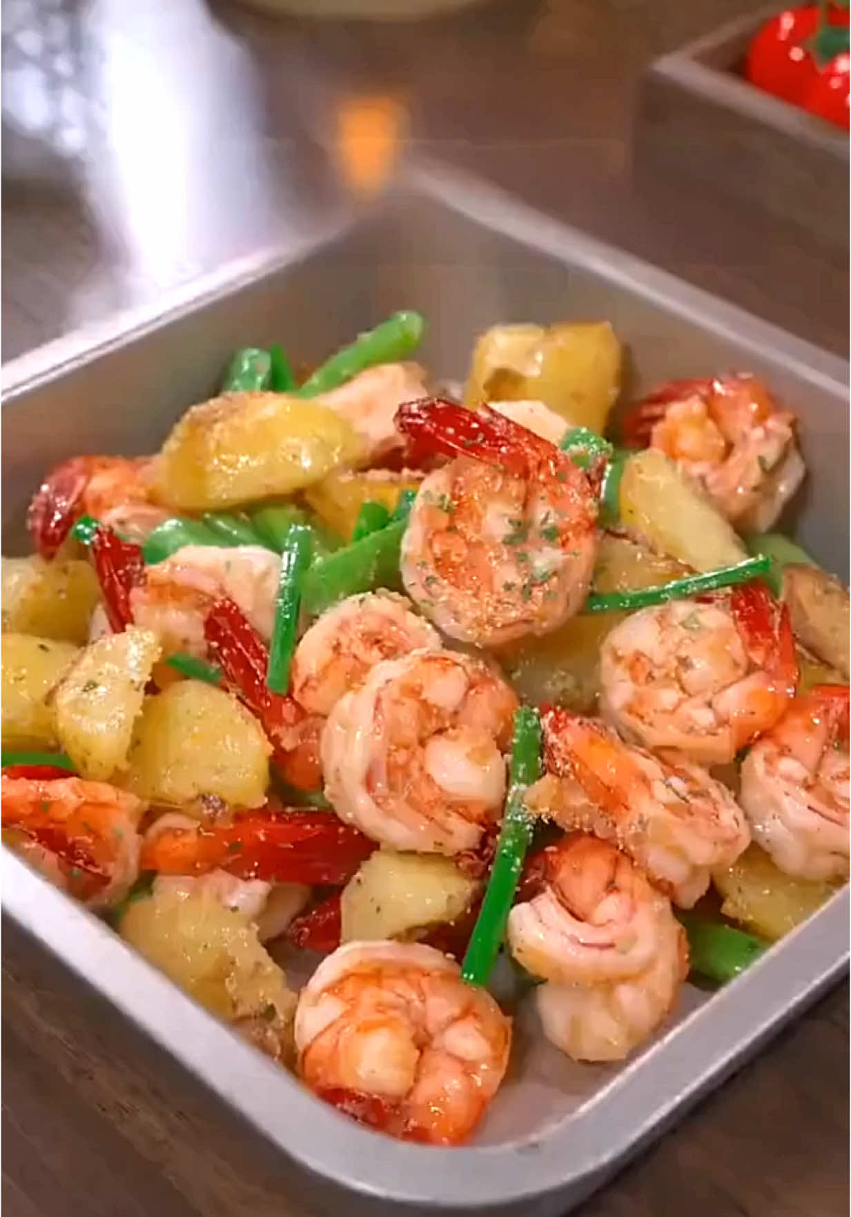 จับคู่กุ้งกับมันฝรั่งเข้าด้วยกันโดยไม่ต้องทอดหรือต้ม ผักชีฝรั่ง มันฝรั่ง และกุ้งที่ได้จะเป็นที่ชื่นชอบของเด็กๆ ที่บ้าน
