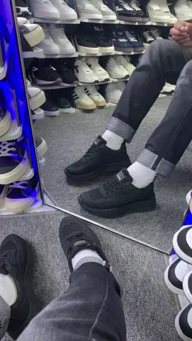 Rekomendasi sepatu cowok keren warna hitam dari brand CANI #sepatucani #sneakers #sepatusneakers #sepatucowok #sneakerscowok 