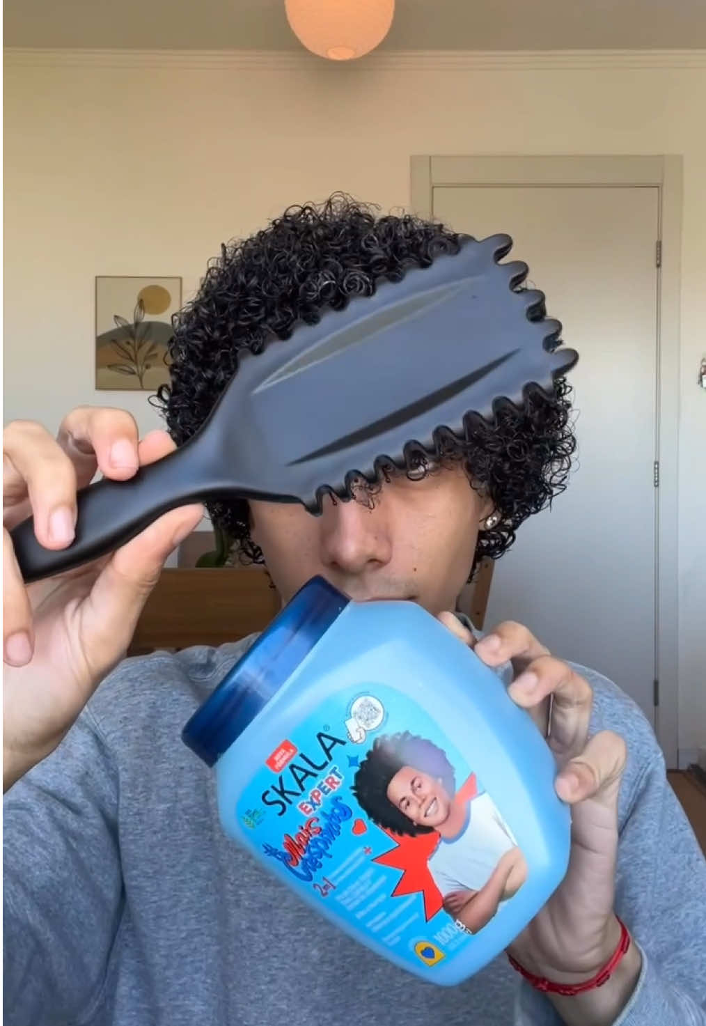 Testei a famosa escova das cacheadas, a famosa Bouce curl brush. Uma escova que modela os cachos de forma natural. Graças a esse 