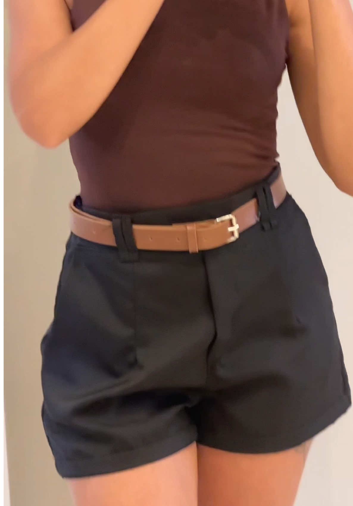 Short feminino alfaiataria com cinto, cintura alta e modelagem elegante. Confeccionado em tecido de qualidade para compor looks versáteis e estilosos. #ShortAlfaiataria #ShortFeminino #ModaFeminina #tiktokshop #EstiloFeminino