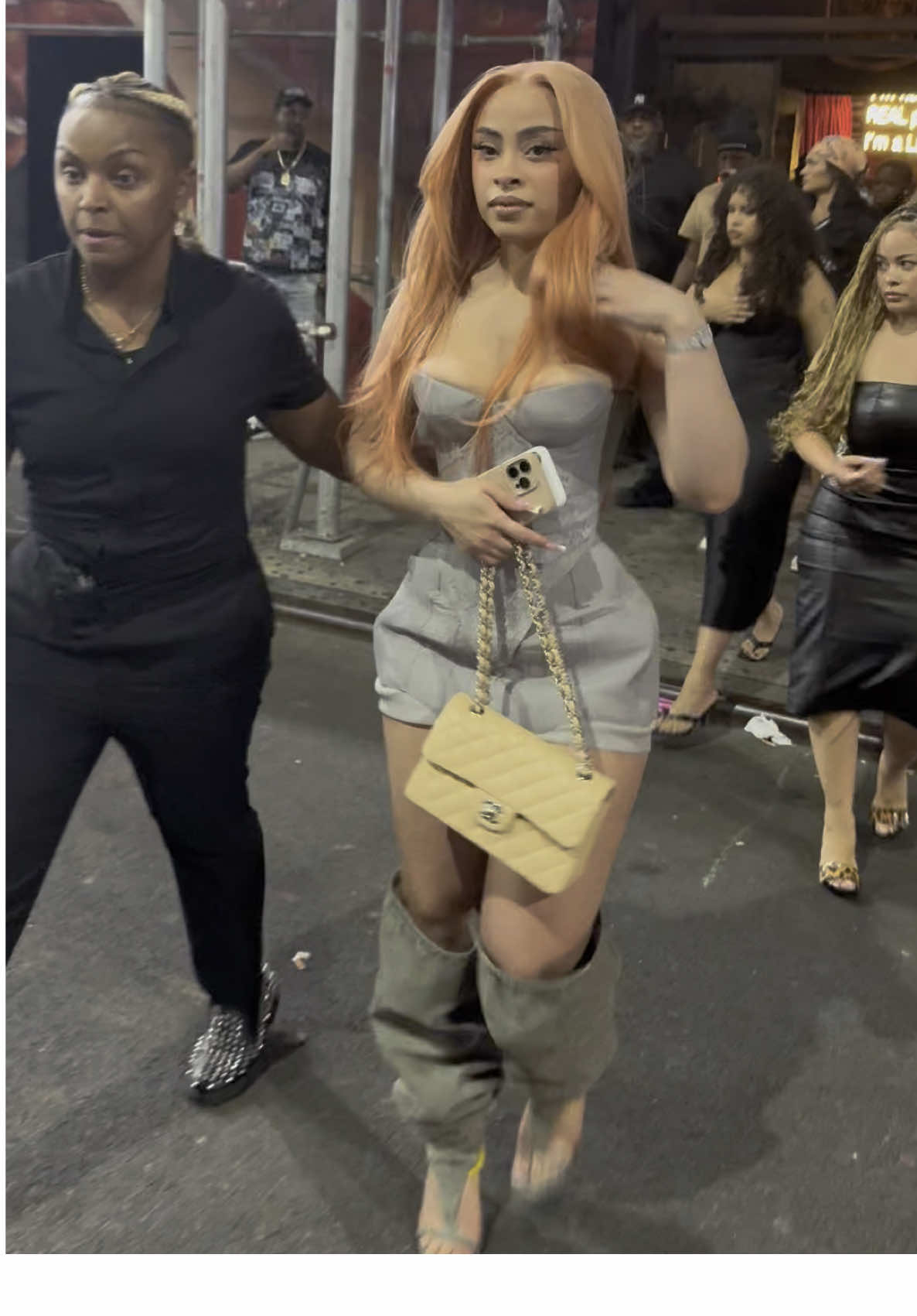 @ice spice OUTSIDE in New York City  @Icespiceoffical @Ice Spicee 💋 @icespicefanpage @icespice @icespice official @kawaii🫦  #IceSpice #NYC #LIVE #Tiktok #music 