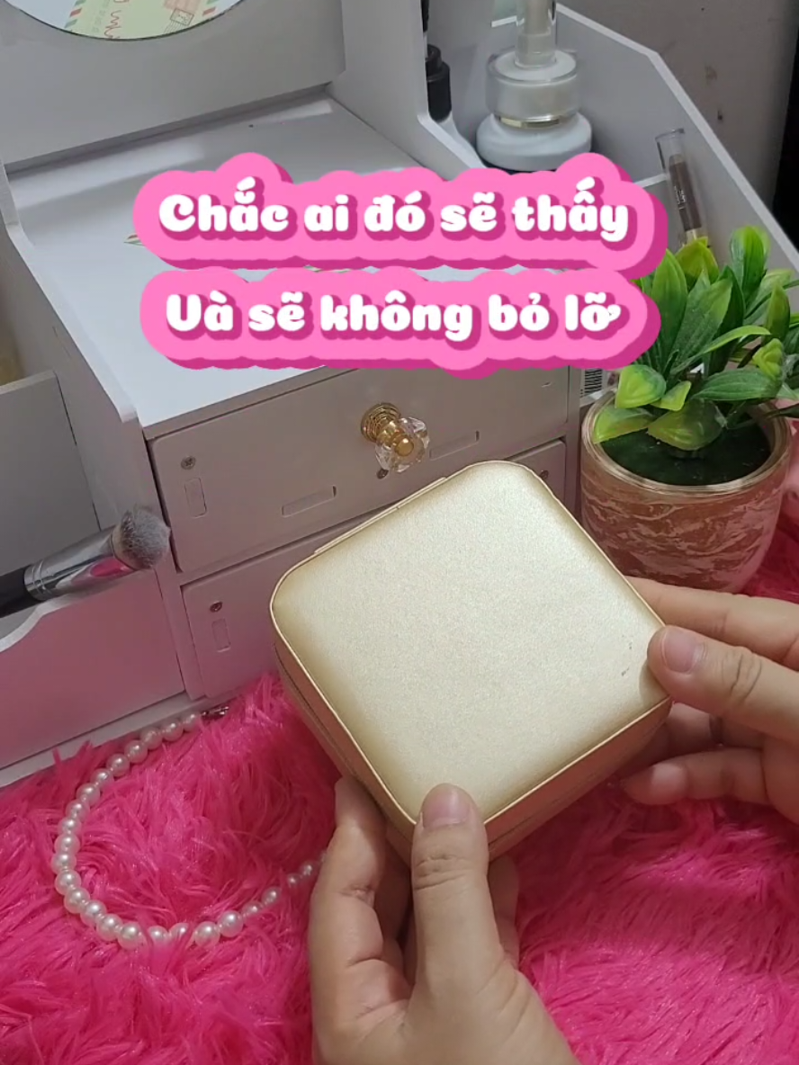 💕 Hộp Đựng Đồ, Bảo Quản Trang Sức 5 Ngăn 💕 💥 THÔNG TIN SẢN PHẨM - Hộp đựng bảo quản trang sức - Kích thước: 10 x 10 x5cm - Chất liệu: Da PU & Vải nhung 👉 TIỆN ÍCH & CÔNG NĂNG - Hộp đựng đồ trang sức, vật dụng không thể thiếu của các chị em phụ nữ. - Nhỏ gọn, tiện lợi, dễ dàng mang theo bất cứ đâu, hộp trang sức mini có thể lưu trữ được rất nhiều nữ trang, đồ trang sức tránh cho chúng khỏi bị thất lạc. - Thiết kế khóa chắc chắn, màu sắc nổi bật thể hiện cá tính của người sử dụng. --------------- 🎁 Đặt hàng ngay hôm nay để nhận ưu đãi tuyệt vời! #hopdungnutrangtienloi  #hoptrangsuc  #hopdungnutrangcaocap  #hopdungnutrang  #hopdungtrangsucmini 