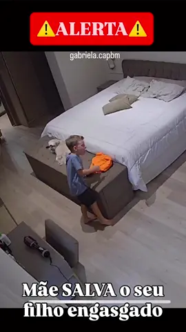 🚨VOCÊ JÁ PASSOU POR ESSA EXPERIÊNCIA⁉️ Eu já passei por isso com meu filho e é realmente desesperador‼️ Daí a importância de estarmos treinados para AGUR RAPIDAMENTE‼️ ⚠️Se CRIANÇA👇🏽 Incentive a criança tossir; em geral, o objeto será expelido naturalmente; Caso tossir não surta efeito, mantenha a calma e posicione-se atrás da criança, de joelhos. Mantenha uma das mãos fechada sobre a chamada “boca do estômago” (região epigástrica). Com a outra mão, comprima a primeira, ao mesmo tempo em que empurra a “boca do estômago” para dentro e para cima, como se quisesse levantar a vítima do chão. Efetue movimentos de compressão para dentro e para cima, até que a vítima elimine o corpo estranho‼️ ⚠️BEBÊS👇🏽 Posicionar a criança com a barriga para baixo sobre seu antebraço, deixando a CABEÇA MAIS BAIXA que o corpo, e dar cinco pancadas no meio das costas (entre as escápulas), utilizando o punho da mão. Vire a criança para cima apoiando sua cabeça e observe se ocorreu a saída do objeto ou comida. Caso o objeto não tenha saído, aplique cinco compressões rápidas no tórax entre a linha dos mamilos utilizando os dois dedos maiores da mão (indicador e médio). Se as manobras não funcionarem, pedir ajuda rapidamente e continuar tentando o procedimento‼️ Parabéns a mamãe Laysa Almeida por agir rapidamente e SALVAR a vida do seu filho‼️ Conhecimento que SALVA VIDAS‼️ Compartilhe‼️ #engasgo #maternidade #maedemenino #maededois