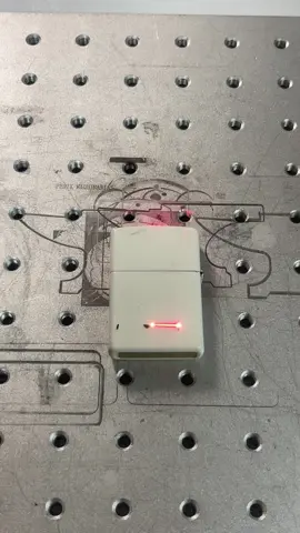 🔥 Freddy el cuy interdimensional… ahora en tu Zippo 🔥 Grabado láser de alta precisión + frase icónica: 📱 “Te juro que mi iPhone es antiguo” 😂 Con permiso de anticucho studios  💎 Diseño único 📍 Trujillo – 🚚 Envíos a todo el Perú #GrabadoLaser #freddyelcuyinterdimensional #trujillo #humorperuano  @Anticucho Studios @Anticucho Studios 