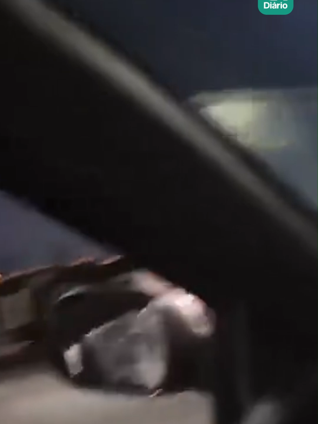 O streamer Renato Azevedo teve o celular furtado enquanto fazia uma transmissão ao vivo, na Avenida Brasil, no Rio de Janeiro. O caso aconteceu na noite dessa segunda-feira (11). Renato estava em um carro acompanhado do primo dele. Em determinado momento da transmissão, ele para em um sinal e é abordado por dois vendedores ambulantes. Um deles tenta vender um pacote de polvilho por R$ 2. 