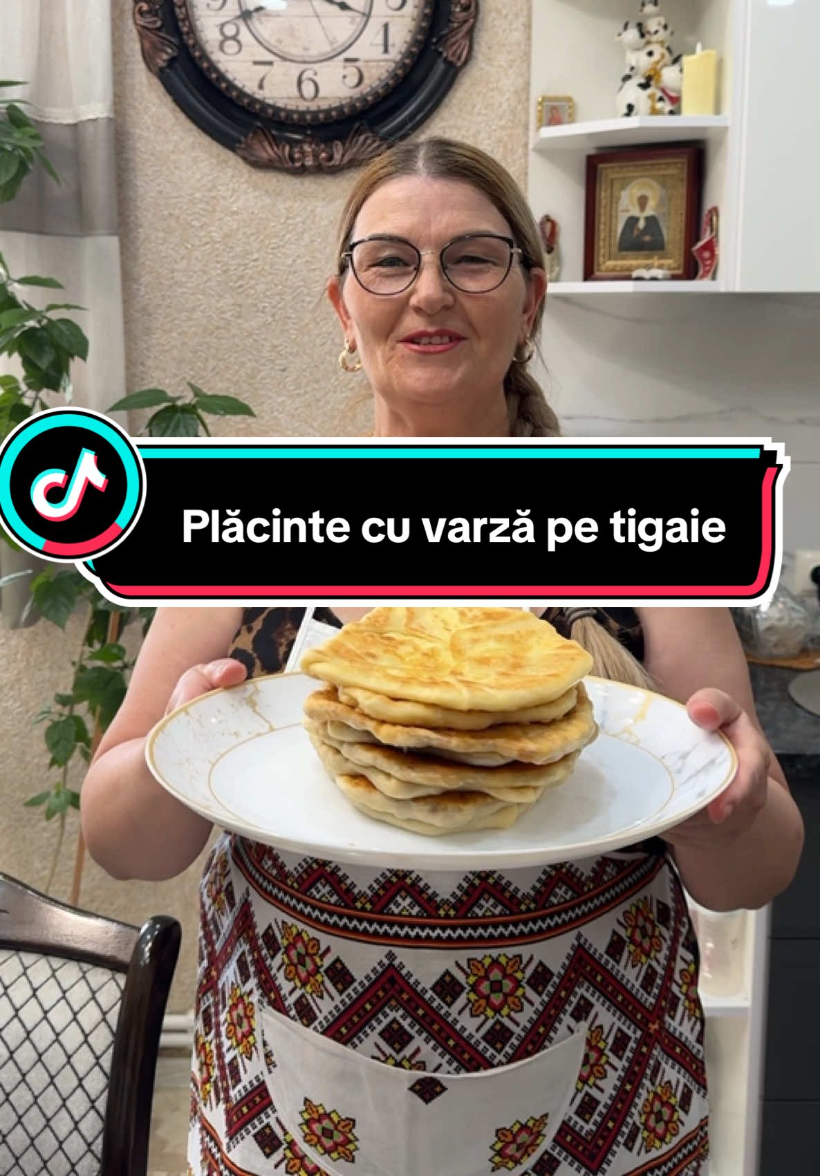 Un ou O linguriță de sare 3 linguri de ulei 2 linguri de oțet  200 ml de apă gazată la temperatura camerei  500 gr de făină  Pentru umplutură : Jumate de varză o prăjim cu sare piper negru și paprika 500 gr de brânză de vacii 2 ouă Sare 