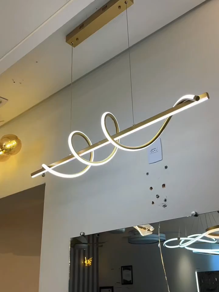 💡 Lustre Pendente LED 45W 3 em 1 Moderno Dourado – o toque de luxo e versatilidade para sua casa! ✨ Ajuste a cor da luz entre branco quente (3000K), neutro (4000K) e frio (6000K) conforme o ambiente: sala, quarto, cozinha e muito mais. Design sofisticado, acabamento dourado e potência de 3150lm para iluminar com estilo. 🔹 Bivolt 🔹 Material resistente em alumínio 🔹 Ideal para decoração moderna e funcional. Transforme seu espaço com essa luminária elegante e prática! #LustreLED #PendenteModerno #Iluminação3em1 #DecoraçãoDourada #LED45W #LuzAjustável #DesignDeInteriores #IluminaçãoResidencial