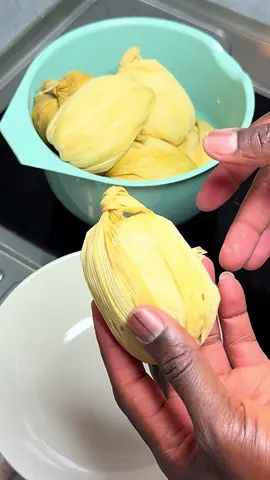 👨🏽‍🍳💥KHÕM💥 . La vidéo détaillée est déjà disponible sur ma chaîne YouTube : ELOMMY  . Khom / Dokounou / Comb / Kenkey bientôt au menu. . Toute bonne dégustation sauvage de planifie et s’anticipe ! Prends le temps d’aller regarder la vidéo, de trouver les ingrédients et de réaliser tes boules pour qu’on puisse déguster sauvagement ensemble bientôt. . Même si ce plat te demandera beaucoup plus de temps de préparation et bcp d’effort, tu seras content du résultat final et tu vas le savourer. Même si tu le rates, ce n’est pas grave, c’est en essayant plusieurs fois que tu vas le maîtriser plus tard.  . Khom et ses accompagnements arrivent bientôt . Restes branché ! 😊 . . . . . . . Bonne dégustation sauvage 🇹🇬  . #togo #pourtoii #chef #universtogo🇹🇬🇹🇬 #foryouu #khom #dokounou #kenkey 