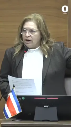 La última sesión de discusión del proyecto de vía rápida de jornadas 4-3 en el Plenario dejó un gesto que causó molestia de un lado, risas en otro y un regaño por parte del presidente legislativo, Rodrigo Arias. 
 El diputado del Frente Amplio, Ariel Robles, respondió con un maullido a los ataques recibidos por la oficialista Ada Acuña.
 La legisladora dijo que ella no iba a discutir con la “pandilla de Don Gato” en referencia a unas fábulas que se transmitían hace muchos años. 
 La respuesta de Robles, que seguía en el uso de la palabra fue con un “miau”, que generó las risas en sus compañeras Rocío Alfaro y Priscilla Vindas, según se aprecia en el video. 
 Eso generó también el regaño del presidente del Congreso, Rodrigo Arias, que de inmediato tomó la palabra en el micrófono. 
 “Por favor señor diputado, le pido comportamiento”, fueron las palabras del presidente legislativo.
 Robles respondió señalando que eran “risibles” los argumentos esgrimidos por la diputada del oficialismo. 
 La situación no generó mayor polémica, ya que no hubo respuesta desde la bancada de Gobierno al maullido de Robles.