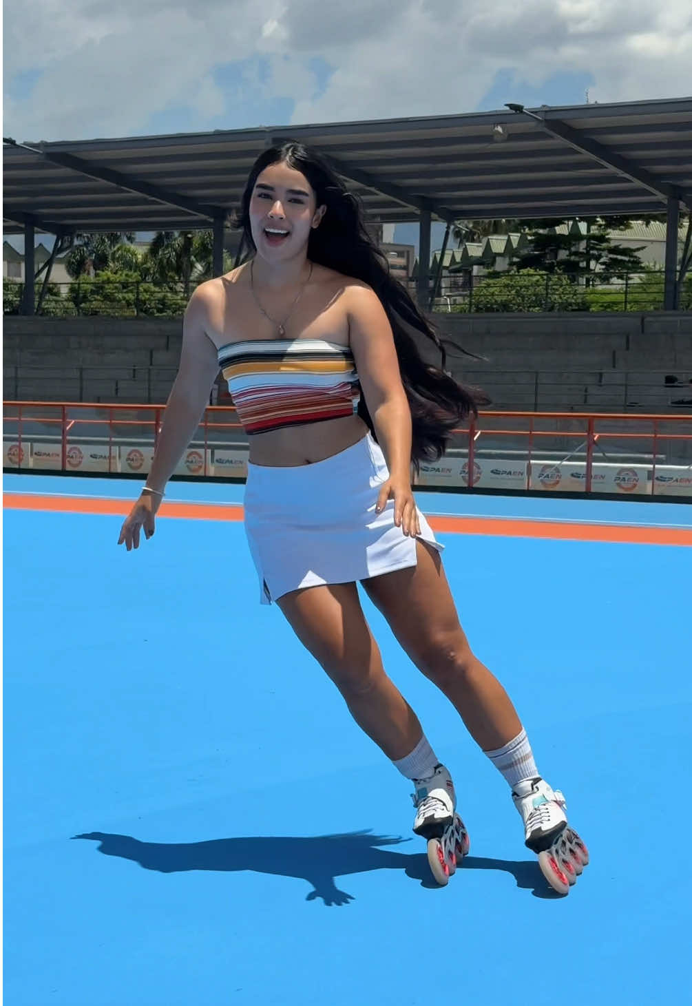 Creyéndo que el azul de la pista es el mar jajaja @XIANA 