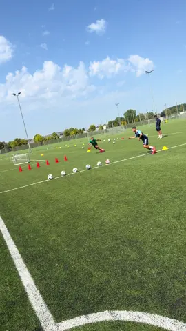 🔥 Si tu gagnes tes 1 contre 1, tu gagnes le match ! Travaille ta vitesse, ton changement de direction et ton explosivité pour être inarrêtable. 💥 DM pour un plan complet. #1v1 #footballskills #footballtraining #soccerdrills #explosivité  