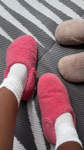 imagine receiving cozy crocs as a holiday gift? 🎁 #crocs #slippers #giftsforher #giftidea #christmas #giftideas #gift 