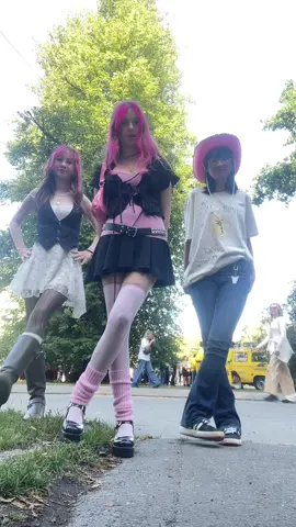 Våra outfits från några dagar 😇 @ᓚᘏᗢ vivi @anna 🛹♾️  #OOTD #outfitcheck #wayoutwest #gbg 