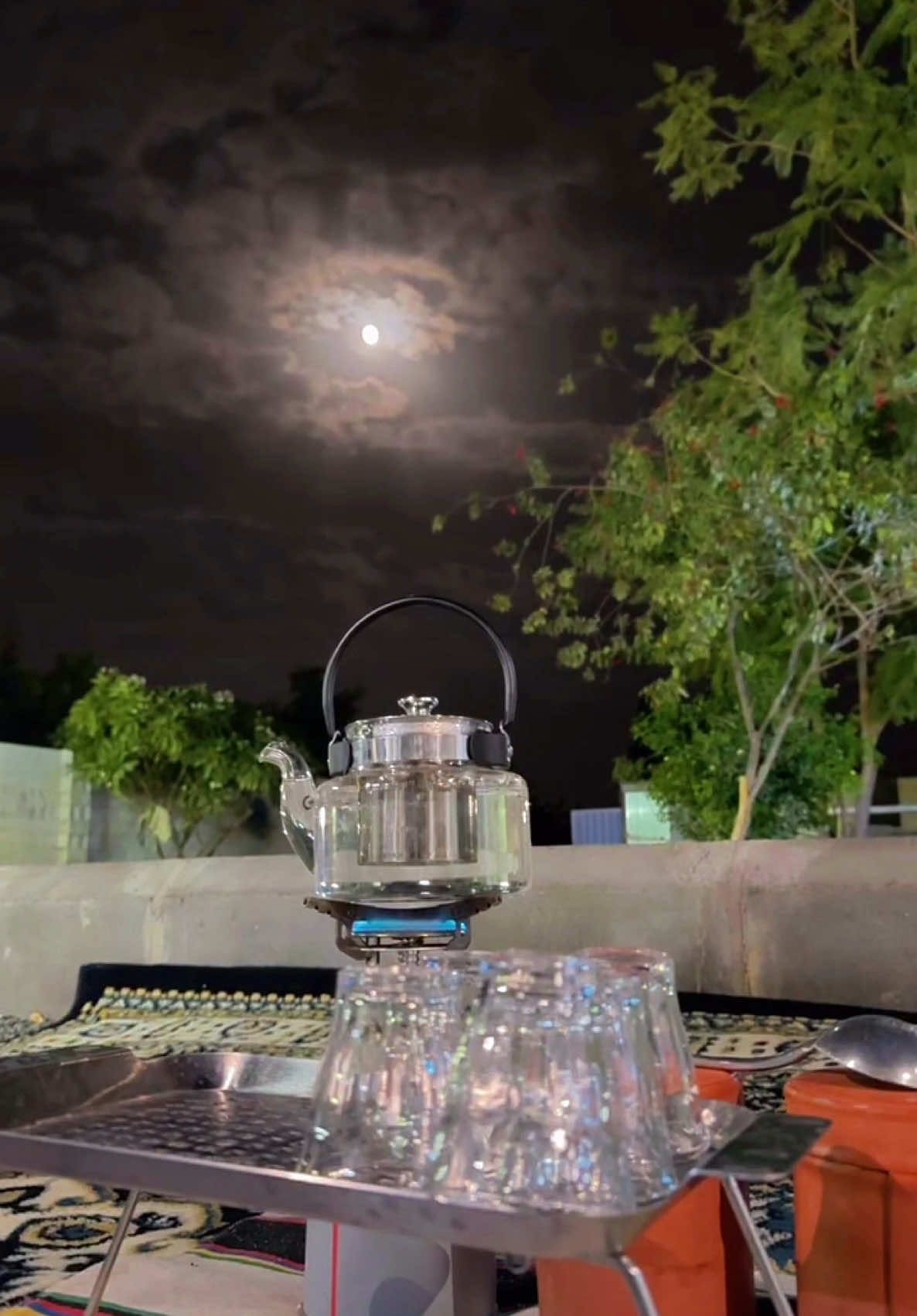 ليلةٍ فيها القمر ينوي تمامه ‏لين ضيّه يبتسم مع كل مسرى 🤍 #نجران #قمر #ليل 