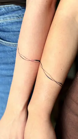 🌼🌸 #abstracttattoo #matchingtattoos #sisterstattoo #tattooideas #hermanas 