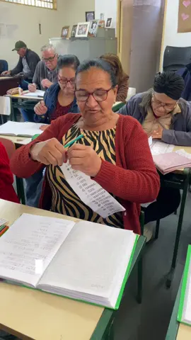 Já agradeceu hoje por saber escrever seu nome completo? 📚 Para muita gente, essa é uma conquista recente e um motivo gigante para sorrir. ❤️✏️ #alfabetizacao #educacaodeadultos #aprendizado #professoradeadultos  