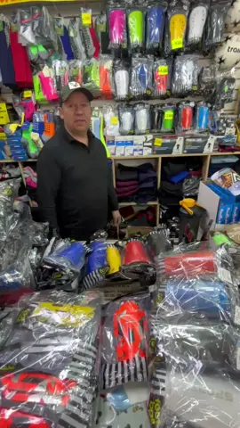 Variedad en canilleras de futbol docenas al por mayor $18.000 y $3.000 al detalle  Nos encontramos ubicados en avenida tucapel 215,local 22 Los Ángeles  Contacto: +56965604130 #equipamientodeportivo #futbol #deportes #canilleras 