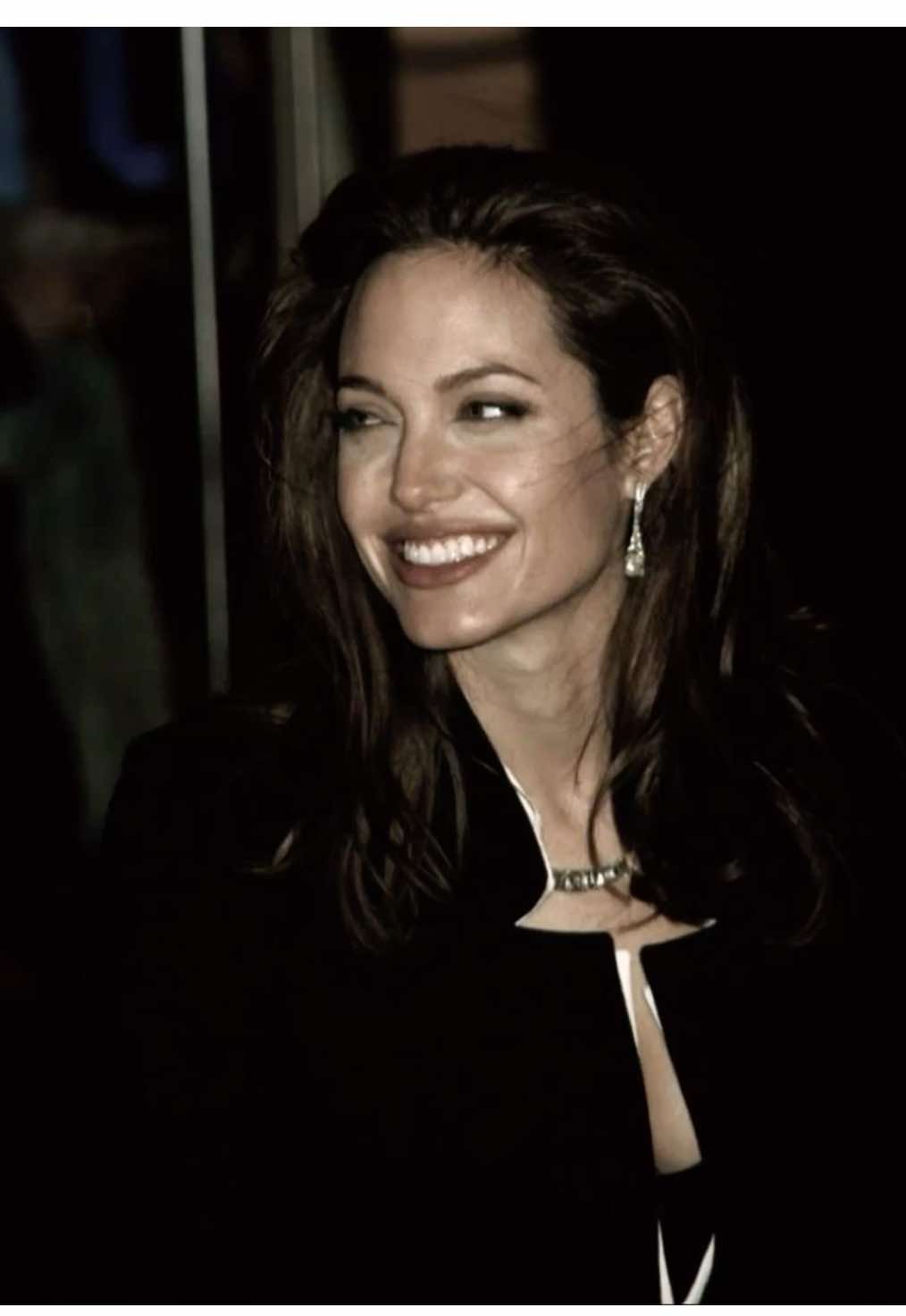 #angelinajolie — this look is so good AND FAKE GUN #mrandmrssmith #bradpitt #movies #fyp