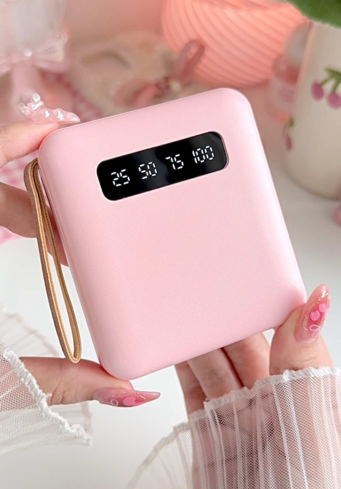 Powerbank mini yg super compact karna udah ada 4 build in kabel jadi ga perlu ribet bawa