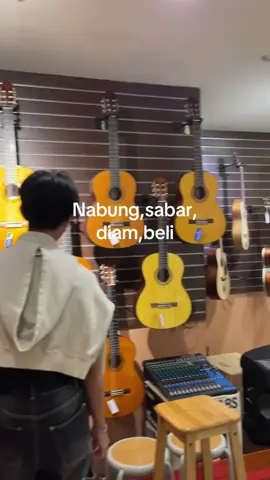 Satu gitar , = satu bulan gajian , barang bagus memang mahal #gitar #mag #gitarindonesia #yamaha #fyp #masukberanda #trending #viral #xyzabc @🫃🏿 