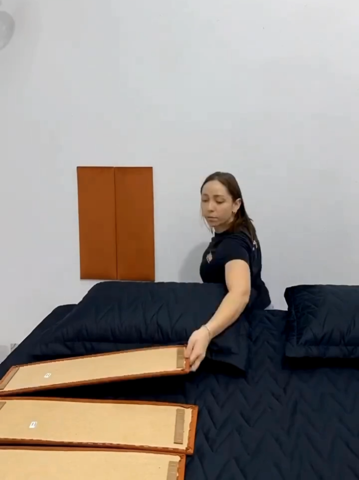 Kit cabeceira de cama estofada modular 🛏️✨ Ideal para cobrir parede suja, proteger sua cama e evitar contato direto com a parede. Além de decorar, ajuda a combater manchas, marcas, arranhões, umidade e o frio da parede no inverno. Fácil de instalar, confortável para encostar e perfeito para deixar seu quarto mais bonito e aconchegante. #CabeceiraEstofada #DecoraçãoQuarto #QuartoOrganizado #ProteçãoParede #CamaEstilosa 