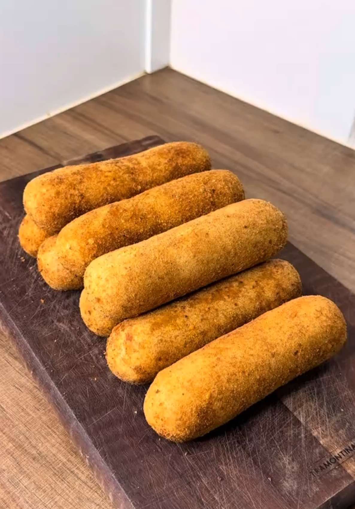 Enroladinho de Salsicha  Ingredientes: 1 xícara de água  1/2 xícara de leite  1 colher de sopa de margarina  1 caldo de galinha em pó  1 pitada de páprica defumada  1 colher de café (rasa) de sal  1 xícara e meia de trigo  8 salsichas já fervidas  Ovo, leite e farinha de rosca para empanar  #enroladinho #salsicha #salgados 