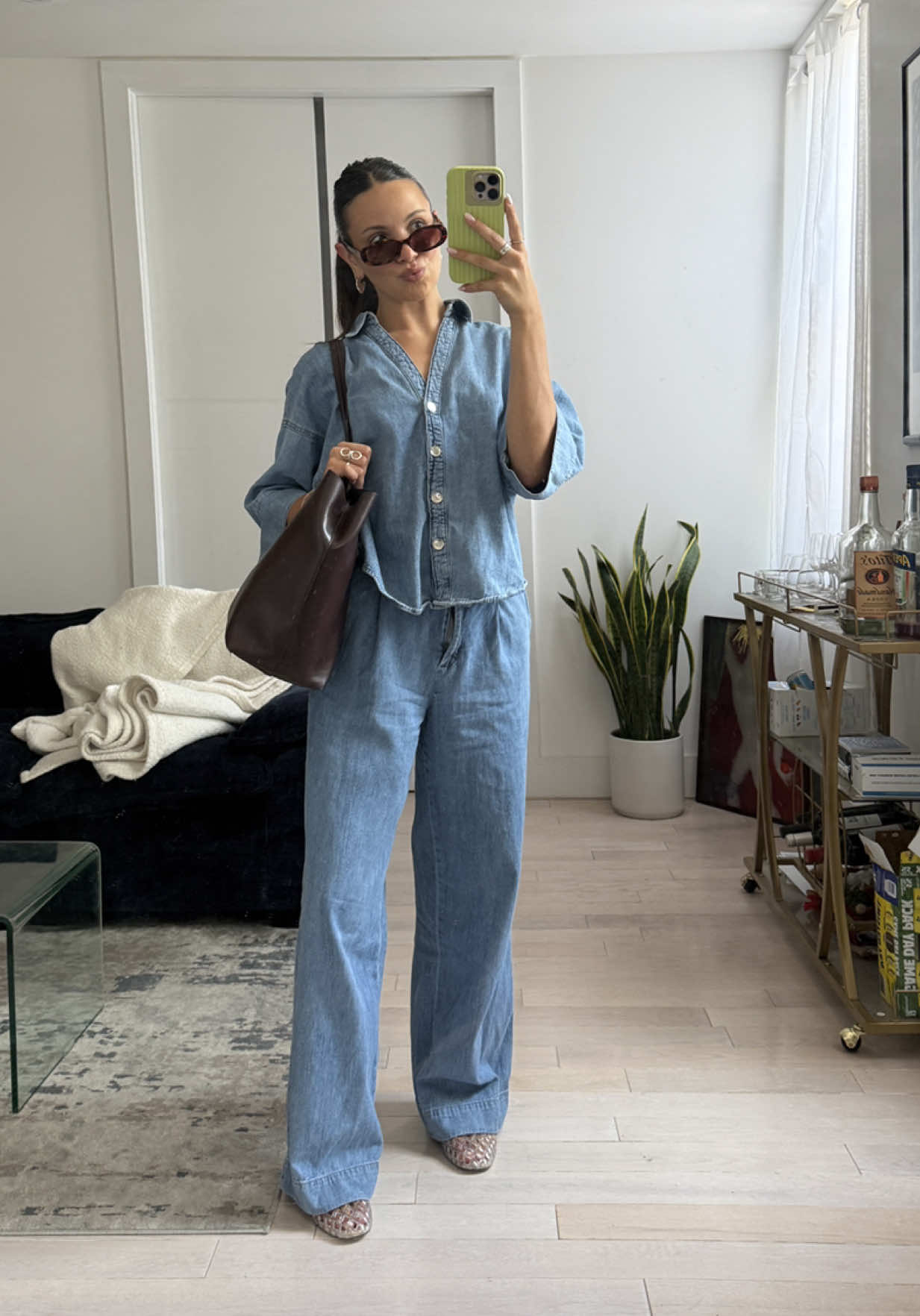 This chambray set is a go-to for a WFH day (aka every day) bc it’s SO comfy and effortlessly stylish. Love her! #OOTD #outfitinspo #workfromhome #wfh #styleinspo 