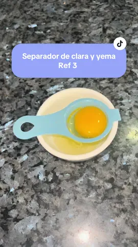 ¡Te mostramos lo fácil que es separar la clara de la yema con nuestro separador! 💜 Ref 3  #cositascool #separadorhuevo #utensiliosdecocina 