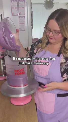 What’s so wrong with making cake decorating easier?! 😘 Frost Form is a PATENTED System made up of 5 RE-USEABLE parts that is going to help you make more professional looking cakes in no time! 🤗 Order worldwide on www.frostform.com 🌎 We ship worldwide! 