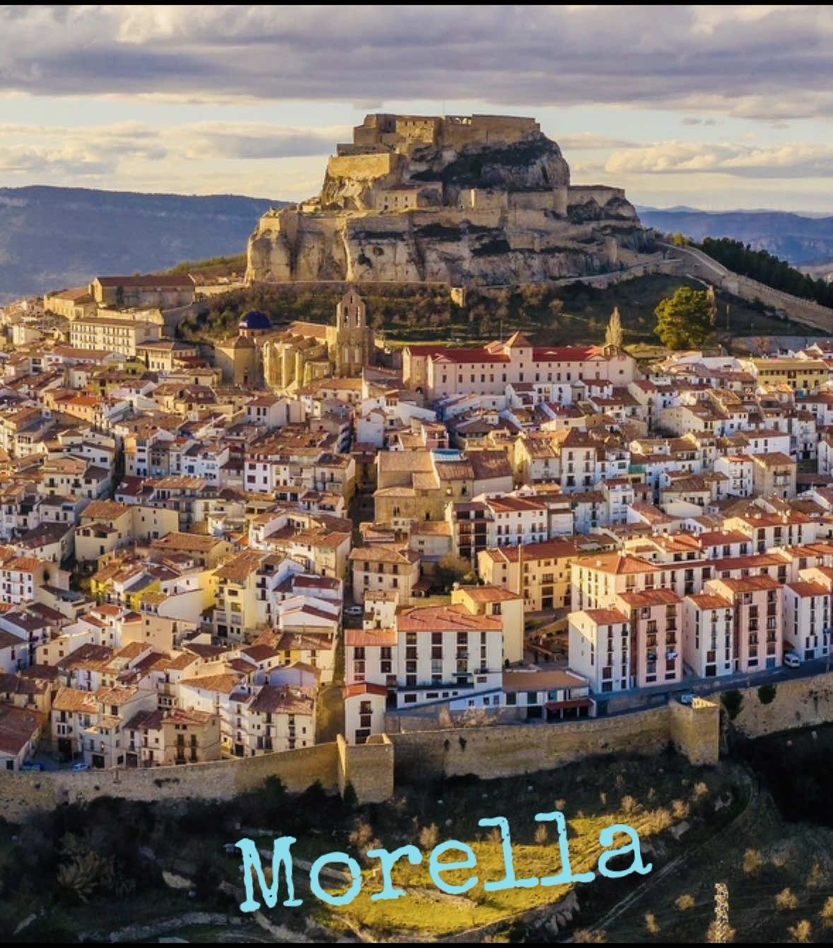Forma parte de la red de los pueblos más bonitos de España. Y con razón. Morella es un atractivo municipio del interior de Castellón que llama la atención por su trazado medieval y su imponente castillo que parece abrazar las casas solariegas de la villa y sus casi dos kilómetros de muralla con siete puertas y 10 torres. Una silueta muy singular y sinuosa la de este pueblo que ha sido reconocido como Conjunto Histórico-Artístico y ofrece al visitante naturaleza, arte, patrimonio, tradiciones, fiestas y gastronomía. 📍Morella, Castellón #morella #muralla #medieval #comunitatvalenciana #castellón #castellon #castillomedieval #medievo #pueblosmasbonitosdeespaña #españa #pueblosdeespaña #pueblosconencanto #venteconmigo82 