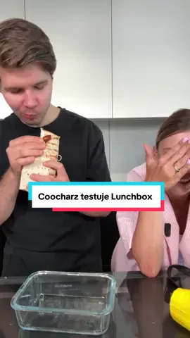 Owsianka nocna z musem malinowym:  150g bielucha waniliowego  100g twarogu  30g płatków owsianych  Wszystko razem blendujemy.  150g malin blendujemy na gładką masę.  Masę serową przekładamy na zmianę z masą malinową a na górę wylewamy roztopioną czekoladę (3 kostki)  Wrap z halloumi:  Kawałki halloumi przyprawiamy ostrą oliwą, solą, pieprzem, papryką wędzoną i grillujemy na suchej patelni aż się zarumienią.  Sos:  3 łyżki jogurtu greckiego  1 łyżeczka majonezu  Garść posiekanej mięty  Ząbek czosnku  Sól i pieprz  Tortille smarujemy sosem, na to wykładamy świeże sałaty, ogórka zielonego, zgrillowane halloumi i kurki podsmażone na maśle. Całość chwilę grillujemy.  @coocharz dziękuję z tak łaskawą ocenę! 😁🤭 #lunchbox #obiaddopracy #owsiankanocna #wegewrap