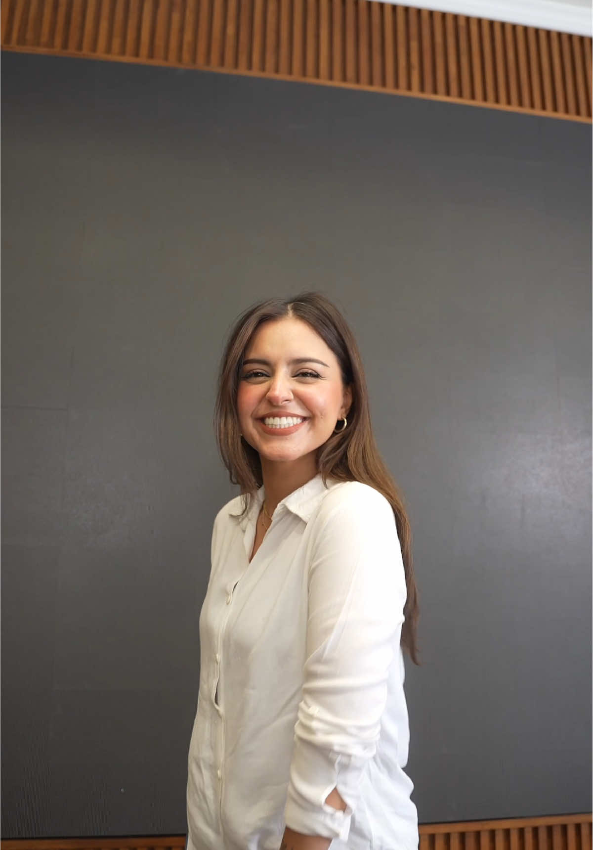 الضحكة الحلوة، الشغل الشغوف والممتع، والكواليس الّي تحفظ كل هذا ذكرى إلنا.. نشارككم شوية من كواليسنا مع ملاك وإحنة نحضّر الفيديو وياها ♥️ 🥳  لتنسون المسابقة، بعدها مستمرة والسحبات عالجوائز، جاية قريبا 😎@ملاك عسكر 