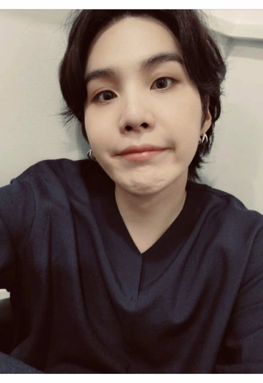 #YOONGI :: por mais q hj em dia eu não seja a mesma de 2019, a maior obcecada pelo guinho, que chorava e pensava nele 24/7, mas ele faz parte do q eu sou. Quando o escolhi pra ser meu utt foi por sermos muito parecidos, a personalidade dele e p jeito dele sla a gnt tem uma conexão que eu nunca vou me “desprender”, e eu tenho os utts q tenho hj por causa dele, eu to no kpop por causa dele, eu não desisti de muita coisa por causa dele, ele é muito importante e sempre será, obrigada por tudo guinho. Eu te amo tanto 💗😞 #bts #btsarmy #tatadoguinho 