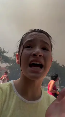 #Repost @millhaberajansi  —— Yangın bölgesinde tatil bir sitede mağdur kalan çocuklar ve aileleler yardım bekliyor.  📍 ÇANAKKALE #yangın #çanakkale #ormanyangını #orman 