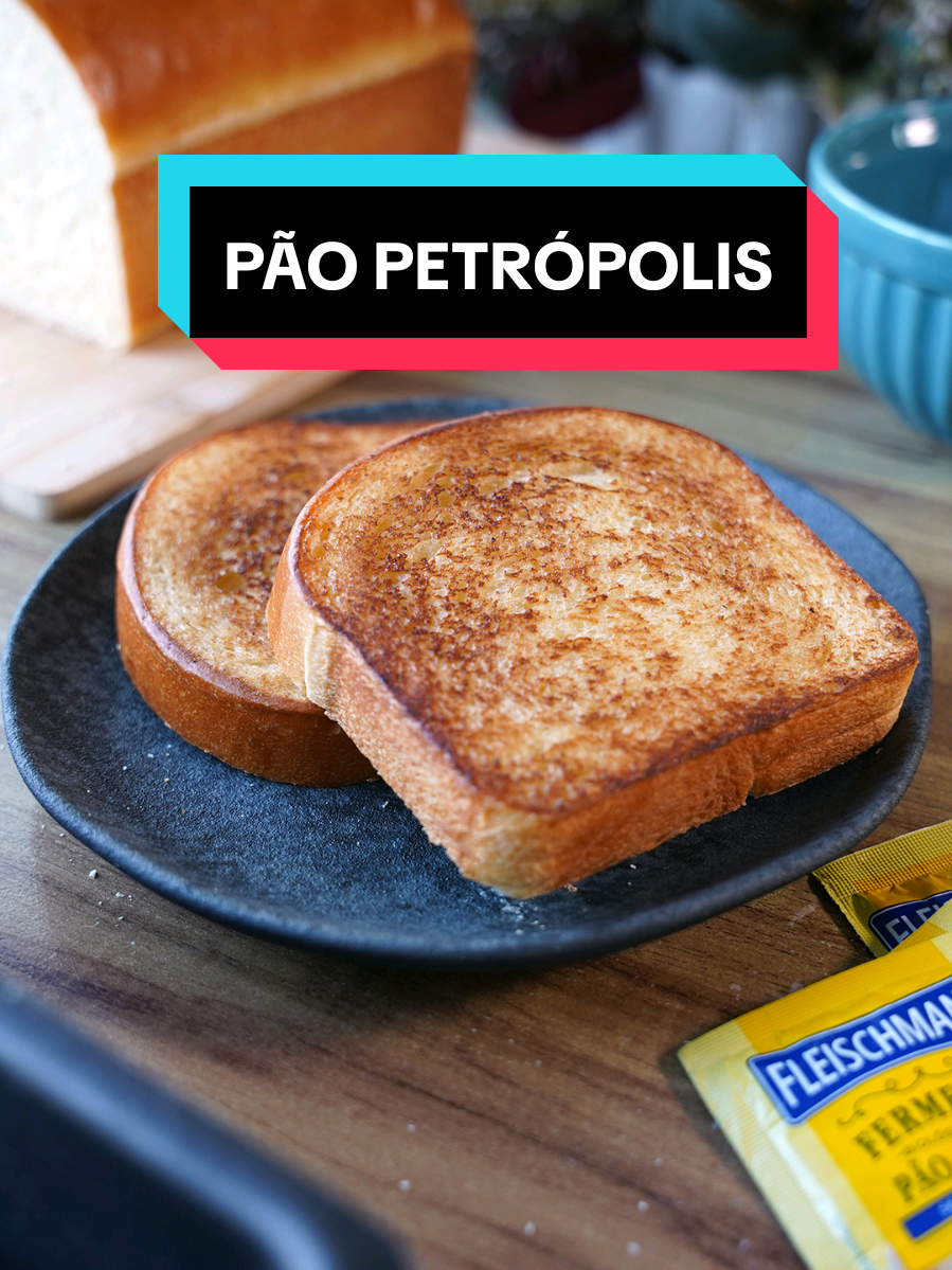 Essa é a clássica torrada Petrópolis! Uma fatia bem grossa de pão macio, tostado com muita manteiga.  Ela é feita com um pão chamado Blumenau, mas que todo mundo conhece como Pão Petrópolis. Anota os ingredientes: Massa: - 500 g (4 xícaras) de farinha de trigo - 10 g (½ colher de sopa) de sal - 20 g (2 colheres de sopa) de leite em pó - 100 g (½ xícara) de açúcar - 10 g (1 sachê) de fermento biológico seco @Fleischmann Brasil - 190 a 210 ml (¾ de xícara) de água - 2 ovos - 25 g (1 ¾ colher de sopa) de manteiga sem sal Cobertura: - Ovo batido com leite e sal 🔢 RENDIMENTO: 1 pão de forma de 900 g #paopetropolis #paocaseiro #pao #amopaocaseiro #amopao #cozinhandoemfamilia #amorporcozinhar 