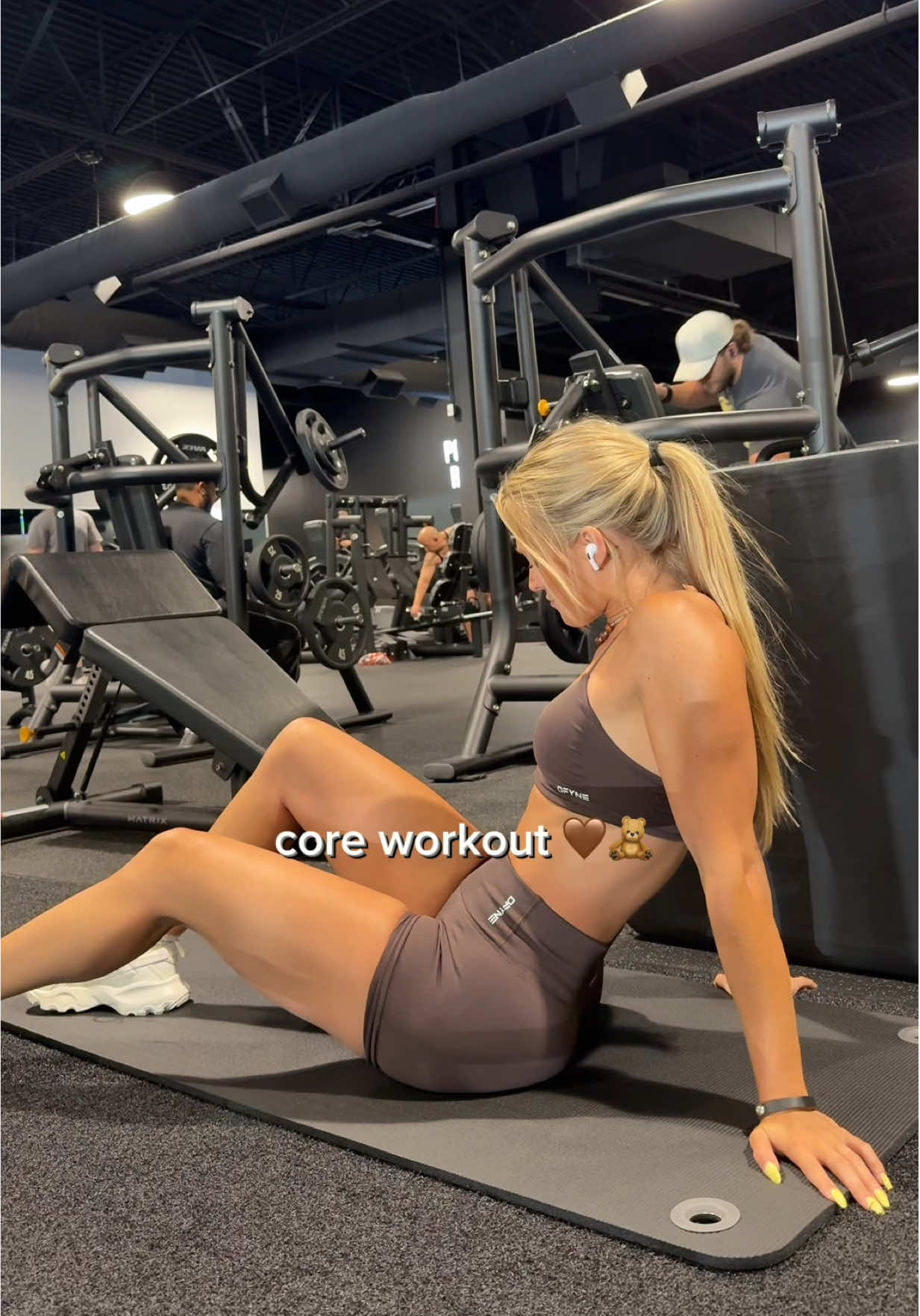 core workout for the girlies 🫶🏼 i try to train core at least 3 or 4 times a week, consistency is key!  included: weighted dead bugs  plank marches  alternating toe touches  plank shoulder taps  plank hold  #coreworkout #abworkout #gymgirl #GymTok #workoutroutine 