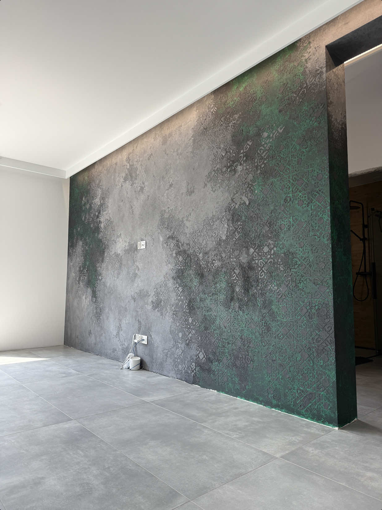 Cześć ✋ Tynk dekoracyjny z motywem szablonowym w kolorze butelkowej zieleni 🍾 to eleganckie i ponadczasowe wykończenie ścian. Głęboka, nasycona zieleń w klasycznym odcieniu wprowadza do wnętrza poczucie harmonii i spójności, a jednocześnie stanowi wyrazisty element aranżacji ✨ Faktura szarego tynku, uzupełniona szablonem tworzy delikatny efekt trójwymiarowości. Powierzchnia subtelnie reaguje na światło, dzięki czemu ściana zyskuje zmienny wygląd w ciągu dnia 🌞 To rozwiązanie, które świetnie sprawdzi się w salonach, sypialniach, gabinetach czy korytarzach, nadając im indywidualny charakter i dopracowany wygląd 🏠 Zapraszamy do kontaktu 📨 #beton #tynkdekoracyjny #homedecor #Home #wallart 