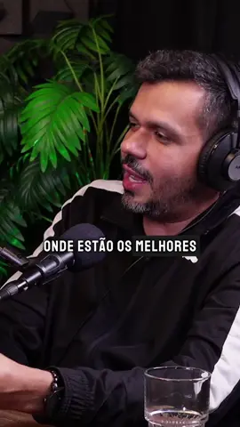 Quer comprar um carro usado, mas não entende nada? Então anota essa dica: a sua melhor chance de encontrar um carro em bom estado não está nas pequenas revendas… está no pátio de seminovos das grandes concessionárias. 💡 No podcast, eu expliquei: 	•	As concessionárias seguram os melhores carros que entram na troca para vender nos seus pátios. 	•	Os carros com quilometragem alta ou em estado duvidoso normalmente são repasados para revendedores. 	•	Por terem estrutura maior e reputação a zelar, é mais difícil que concessionárias façam maquiagem pesada ou vendam veículos com problemas ocultos. Se você é leigo, a chance de encontrar um carro seguro e em bom estado é muito maior numa concessionária do que arriscar em revendas que podem estar oferecendo carros “maquiados”. Curtiu essa dica? 🎥 já aproveita e segue o Canal Amigos do Automóvel no YT e o Felipe Belani em todas as redes #Carros #CarroUsado #CompraSegura #ConsultoriaAutomotiva #PodcastAutomotivo  