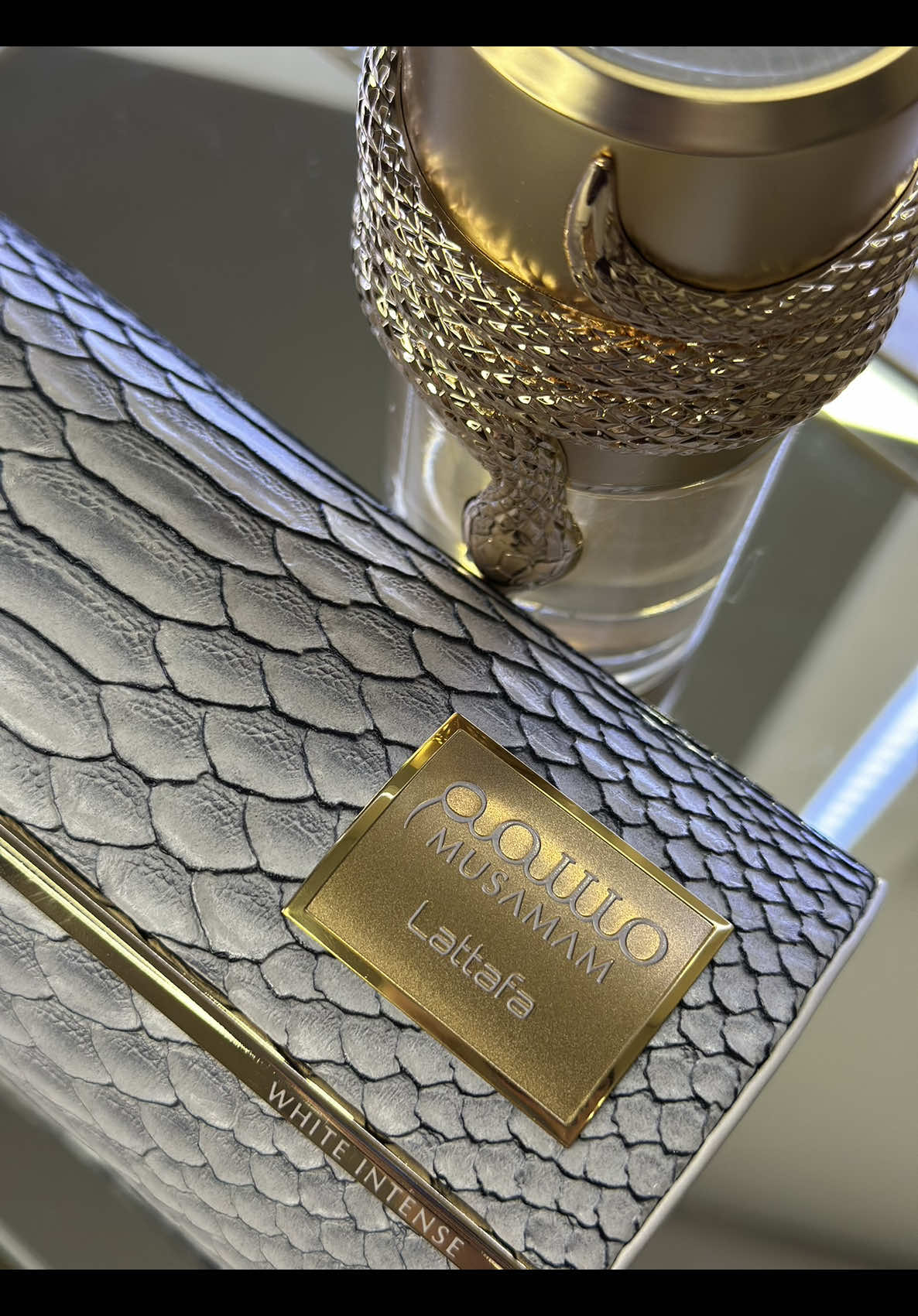 Luxo & Presença ✨ Ela não apenas chega, ela transforma o ambiente. Musamam — a fragrância da mulher que deixa sua marca. 💫 - #Musamam #PerfumeÁrabe #PerfumeImportado #PerfumeDeLuxo #PerfumeFeminino      