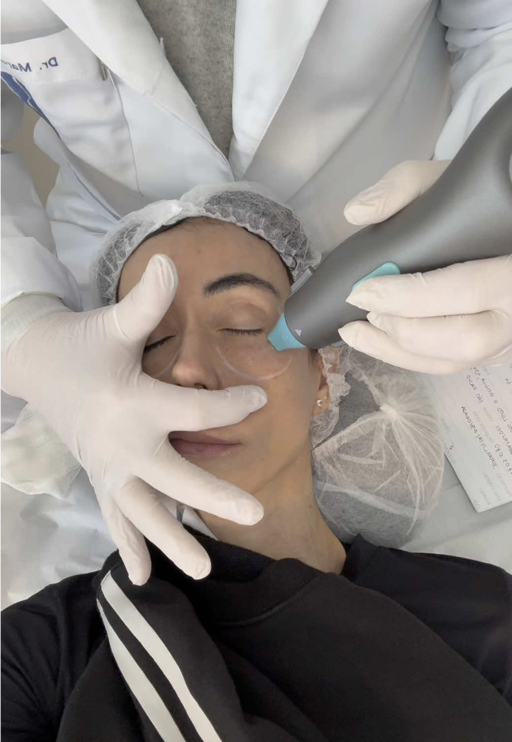 Aparelho das coreanas que dá um boost de colágeno! Testamos na clínica do @marcosbonassi_dermatologista e mostro aqui como foi! Agora me diga qual tratamento vc gostaria de fazer ou já está programando?! #estetica #beleza #peleperfeita #rejuvenescimento #colageno