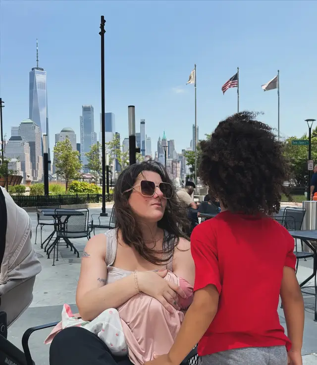 Oh you know just breastfeeding the baby infront of the New York Skyline while I explain to Leighton why there is so many memorials around the city.  #breastfeeding #momlife #newyork #breastfeedinginpublic #ausgewandert
