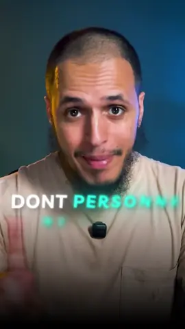 3 pièges dont personne ne te parle quand tu lances un e-shop sans stock. Oui, c’est possible : Tu vends, ton fournisseur expédie, zéro stock chez toi. Mais c’est pas magique. Voici les vrais inconvénients. Premier piège : les délais de livraison. 15 à 25 jours pour un colis… ton client a déjà oublié sa commande. Deuxième piège : la qualité aléatoire. Tu ne vois jamais le produit. Et parfois, tu vends un truc que toi-même tu n’achèterais pas. Troisième piège : pas de baraka. Tu vends à l’aveugle, tu stresses. Et tu comprends pas pourquoi ça décolle pas. Mon conseil ? Commence petit. Teste ton produit. Prévois quelques pièces en avance. Et construis ta boutique avec une vision long terme. Si tu veux apprendre à lancer un e-shop halal, rentable et durable, sans sacrifier tes valeurs, abonne-toi. Je partage toutes mes stratégies pour te lancer proprement, même avec peu de moyens. #e#ecommercehalald#dropshippinge#ecommercea#alibabaislam