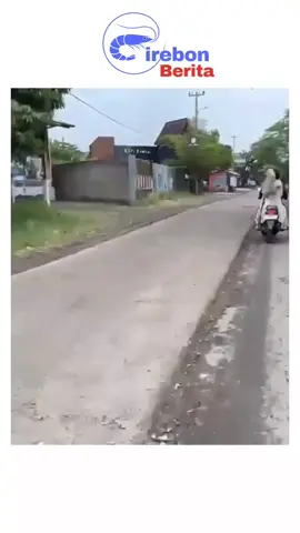 Dinas Pekerjaan Umum dan Tata Ruang Kabupaten  Cirebon melakukan perbaikan Jalan di Jalur Sigong Sindanglaut Kabupaten Cirebon.