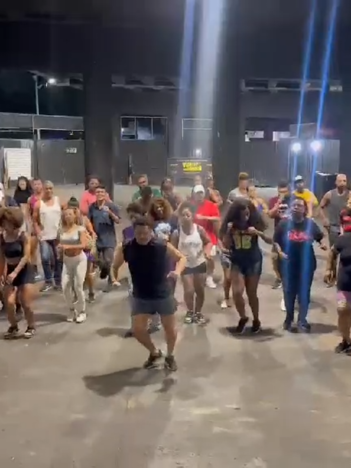 Mais um passinho feito pra iniciar a aula!! Chris Brown ft. Usher - New Flame #charme #dancacharme #charmeiro #viadutodemadureira  #danca 