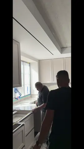 Процеси робочі з монтажу кухонної стільниці з керамограніту #стільниця  #кухоннастільницязкерамограніту #столешнязкерамограніту 