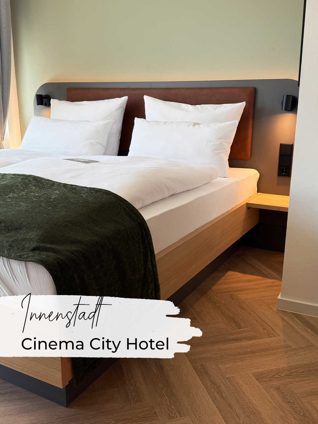 (Werbung) 🎬 Kino trifft Hotel – willkommen im neuen Cinema City Hotel am Europaplatz Karlsruhe! 🍿✨ Ihr träumt von einem Kurzurlaub mit Film-Feeling? Dann aufgepasst: Seit dem 1. August 2025 könnt ihr über dem Universum-City Karlsruhe mitten in der Stadt stilvoll übernachten. Das Cinema City Hotel ist nicht irgendein Hotel – hier wurde jedes Detail mit Blick fürs Kino-Thema gestaltet: Vom Popcorn-Check-in bis zur Filmmusik im Zimmer – ein echtes Kinoerlebnis inklusive. Highlights im Überblick: 🎬 Zentrale Lage: direkt am Europaplatz, ideal zu Fuß erreichbar – nur wenige Minuten zur Kaiserstraße, Kunsthalle & Schloss 💤 Moderne, klimatisierte, 3-fach-verglaste Zimmer mit Highspeed-WLAN, Smart-TV & Minibar 🎟️ Cinema-Vorteile: vergünstigte Kinotickets inklusive & filmreife Atmosphäre schon beim Frühstück 🔑 Digitale Freiheit: mobiler Check‑in, Türöffnung per App – auch außerhalb der Rezeptionszeiten Ideal für Filmfans und Stadtentdecker: Egal ob Business-Trip oder Staycation – hier trifft urbaner Komfort auf cineastische Leichtigkeit. Cinema City Hotel 📍 Adresse: Kaiserstraße 152‑154, 76133 Karlsruhe 🕒 Check-in: ab 15:00 Uhr | Check-out: bis 12:00 Uhr IG: cinemacityhotelkarlsruhe Wem zeigt das Kino-Hotel liebste Filmklassiker-Locations im Zimmer? 🎥 Filme schauen vor Ort oder direkt ins Bett fallen – ihr entscheidet! #cinemacityhotel #karlsruhehotel #kinofeeling #europaplatzka #supportyourlocal #fromkarlsruhewithlove #faecherliebe