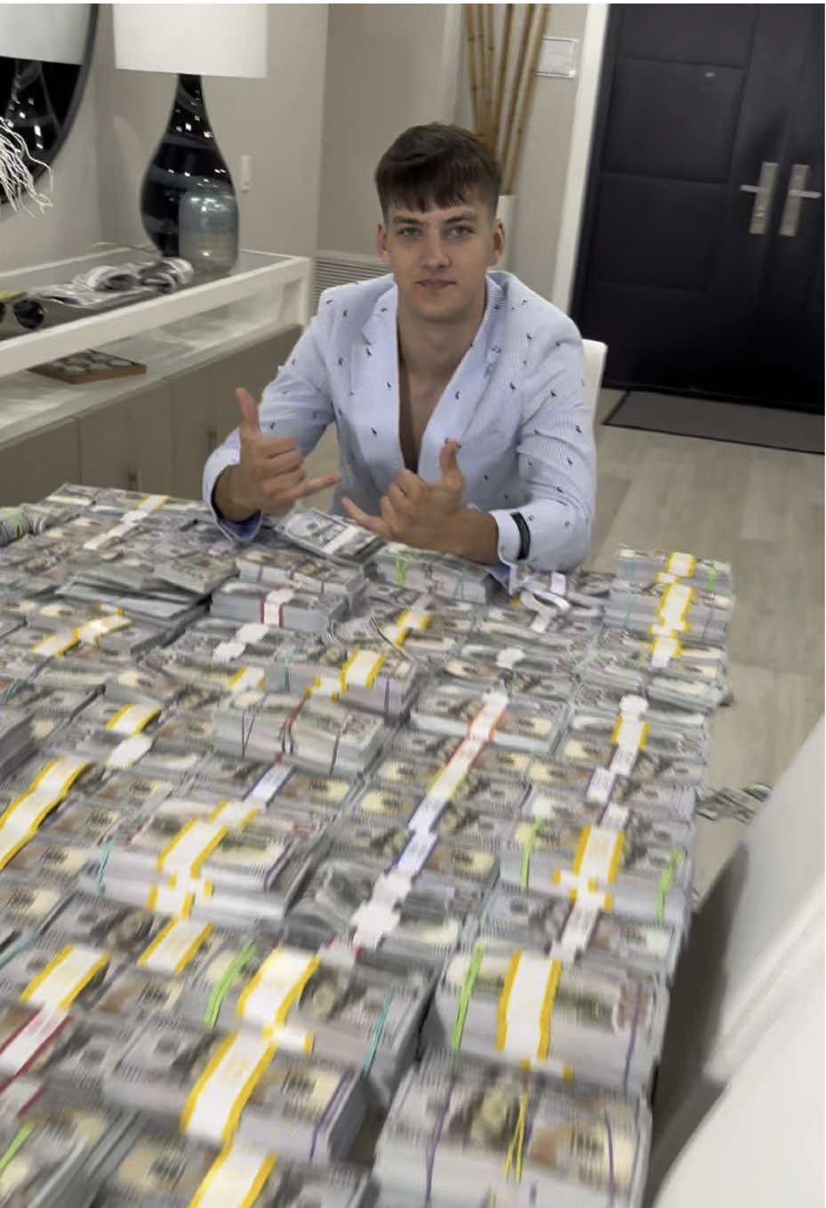 Just another day at the office 😎💵 #MoneyVibes #CashLife #LuxuryMood #BossMoves #RichVibes